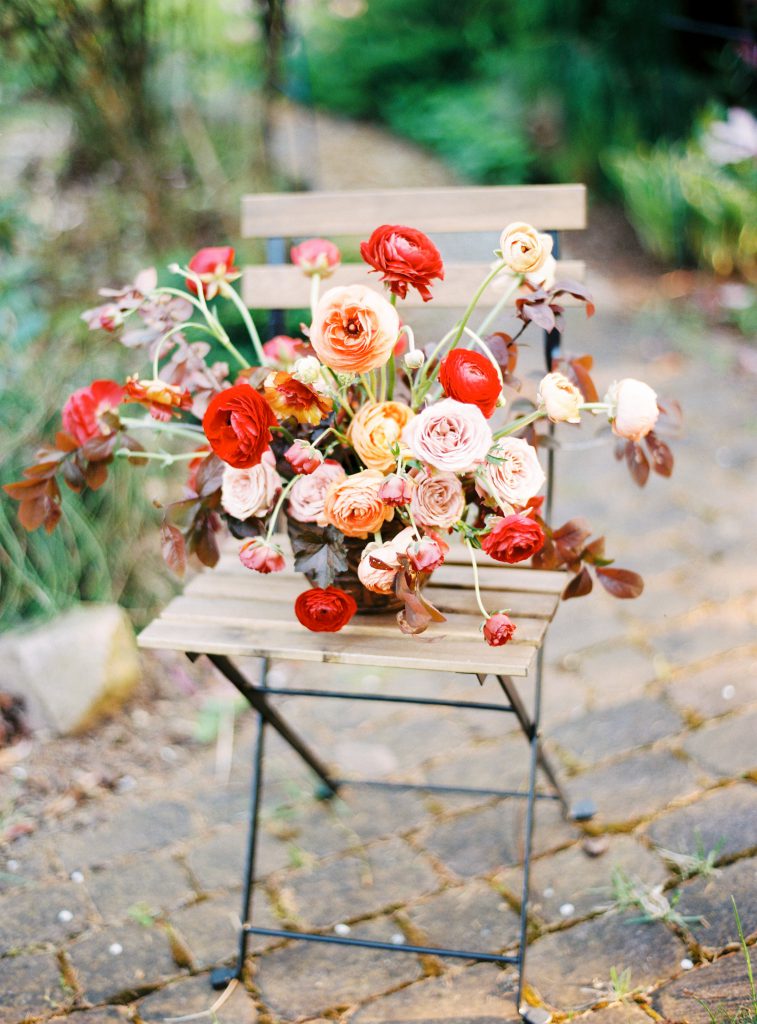 dekoracje ślubne Poznań, dekoracje na ślub jesienią, kompozycja z czerwonymi kwiatami