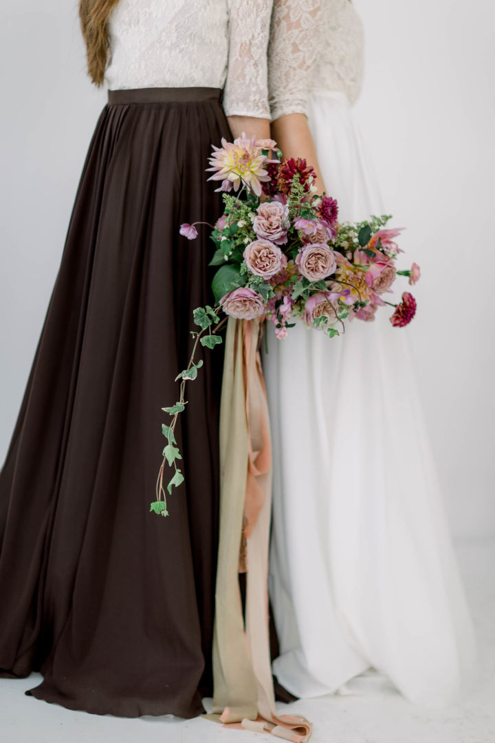 bukiet ślubny z jedwabnymi wstażkami