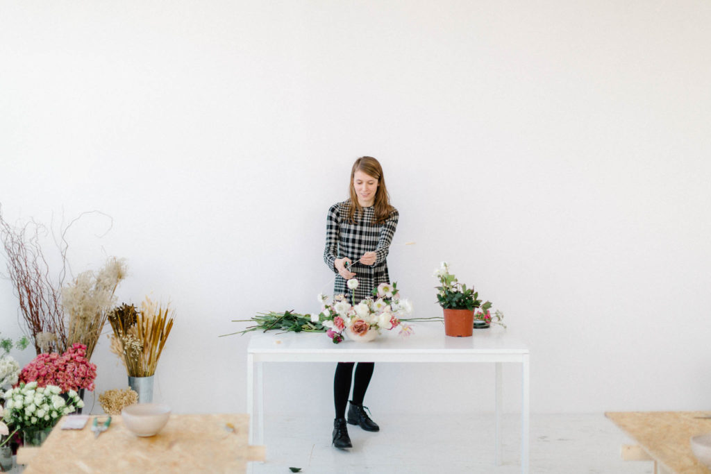 Sonia pokazuje jak ułożyć kompozycje na warsztatach florystycznych.