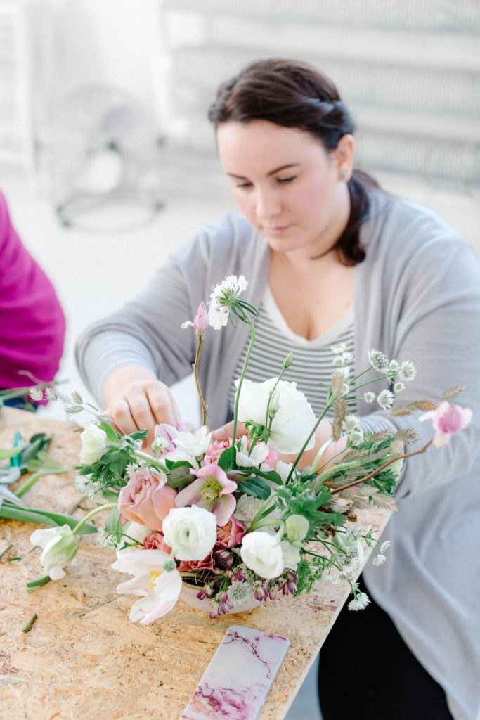 Dobieranie kwiatów do kompozycji florystycznych.