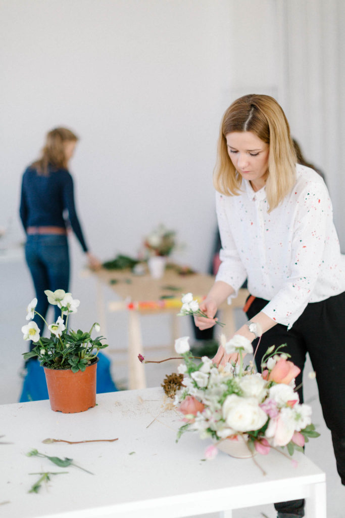 Układanie kompozycji z kwiatami doniczkowymi.
