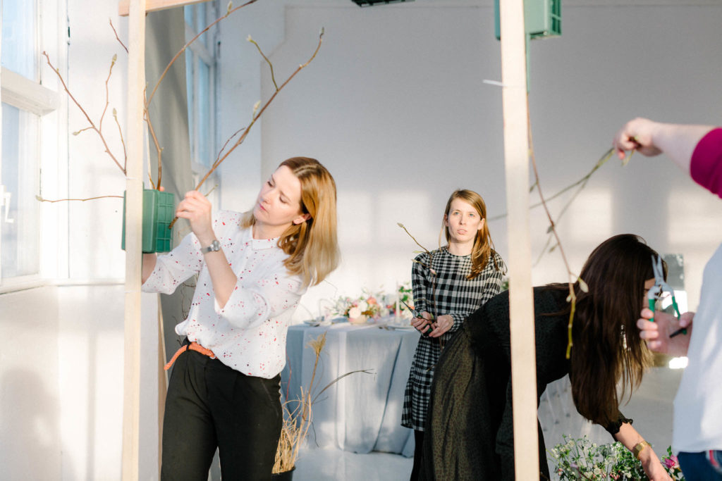 Budowanie bramki ślubnej na warsztatach florystycznych.