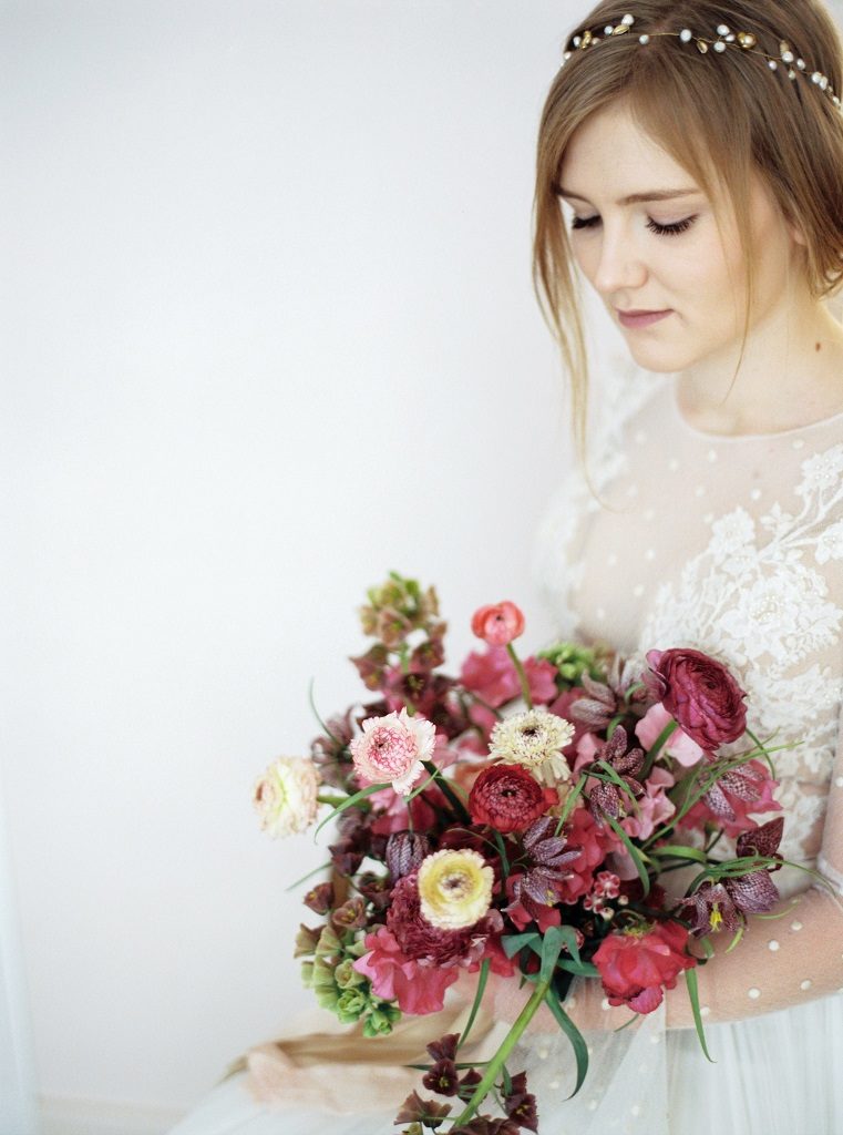 Bukiet ślubny Poznań, bukiet z jaskrów, różowy bukiet