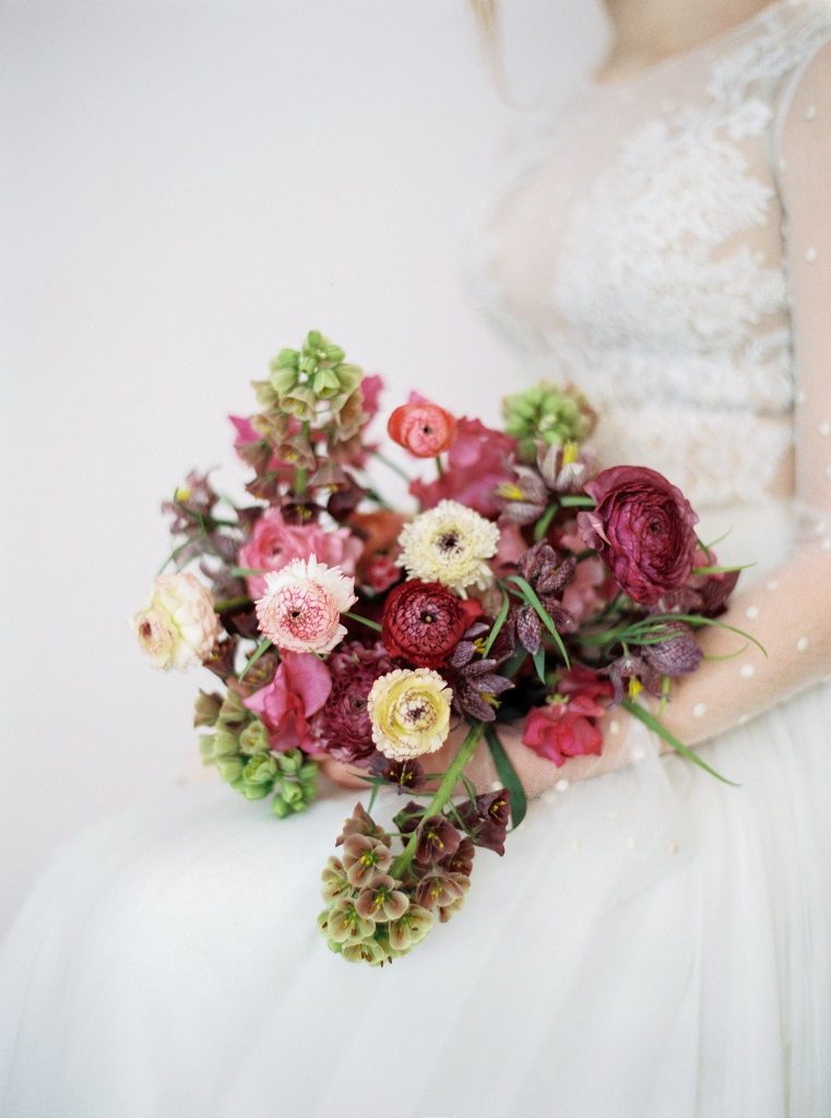 Różowy bukiet z jaskrów i szachownicy