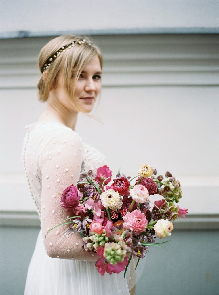 Bukiet ślubny Poznań, Ogrodowy bukiet z różowych jaskrów