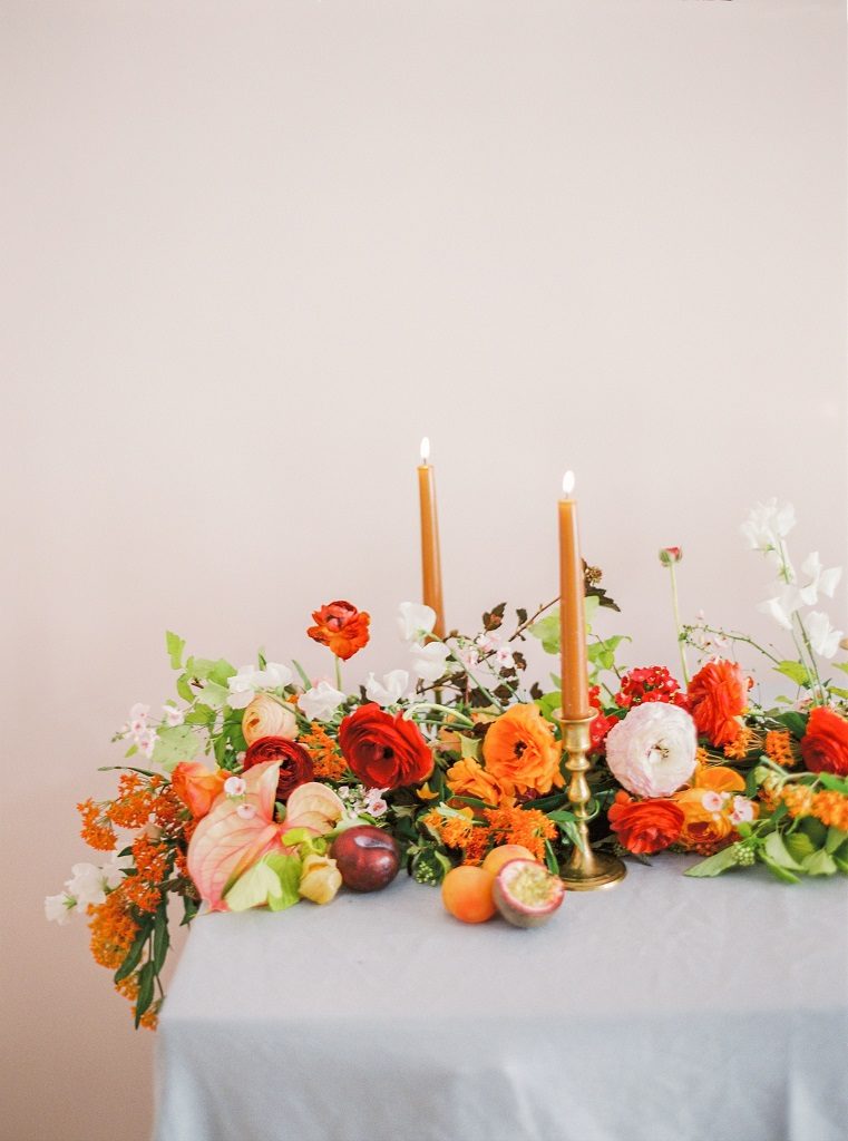 kwiatowy bieżnik na stół, kolorowe kwiaty na ślub