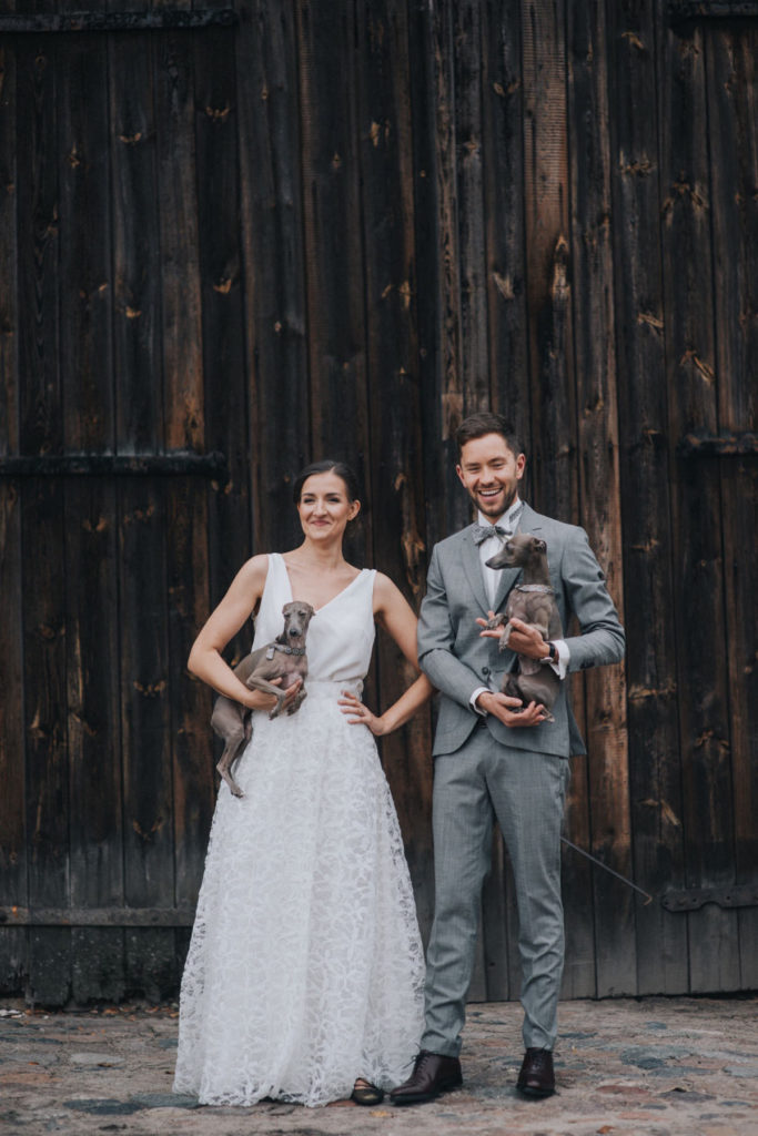 Boho wesele w stodole z psami