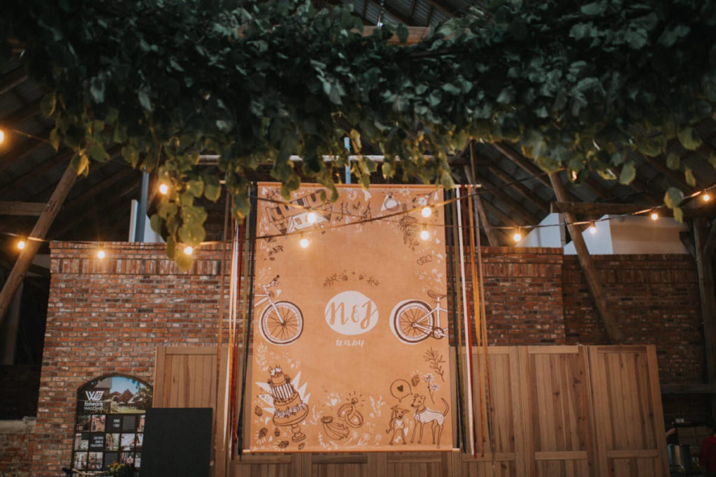 dekoracje na ślub w stodole